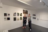 Vl: Prof. Katharina Bosse, Rebecca Budde de Cancino, im Kunstraum Elsa vor der Ausstellung der Fotografien zu den Thingstätten (Foto: Emily Pfaffenbauer)