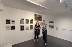 Vl: Prof. Katharina Bosse, Rebecca Budde de Cancino, im Kunstraum Elsa vor der Ausstellung der Fotografien zu den Thingstätten (Foto: Emily Pfaffenbauer)