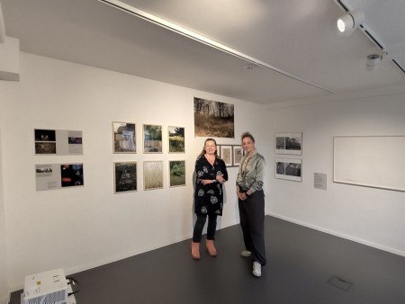 Vl: Prof. Katharina Bosse, Rebecca Budde de Cancino, im Kunstraum Elsa vor der Ausstellung der Fotografien zu den Thingstätten (Foto: Emily Pfaffenbauer)