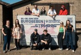 Burgbeben 1: v.l. (vorne): Natascha Derksen (Auszubildende Veranstaltungskauffrau Landesverband Lippe), Martha Johannsmeier (Standortleitung Burg Sternberg), Leroy Cruypenick, Tizian Gottschling, Jamsin Graser, Vera Reuß (Auszubildende Veranstaltungskauffrau Landesverband Lippe) // v.l. (hinten): Caroline Graser, Jonas Gröger, Patrick Ostermeyer, Tim Offel, Shane Jacoby. Foto: FlyingX Media Inhaber: Julien Seck