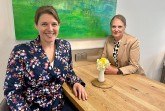 Foto zeigt (v.l.n.r.): Vorträge voraus! Die Mathematikerin Dr. (University of Auckland) Stefanie Hittmeyer und Astrid Alteheld (beide vom Fraunhofer Institut, Lemgo) freuen sich über die Kooperation mit dem Weserrenaissance-Museum Schloss Brake. Am Internationalen Museumstag (17. Mai) dreht sich um 15 Uhr alles um Künstliche Intelligenz in der Bildhauerei, im Bauwesen und im Denkmalschutz.