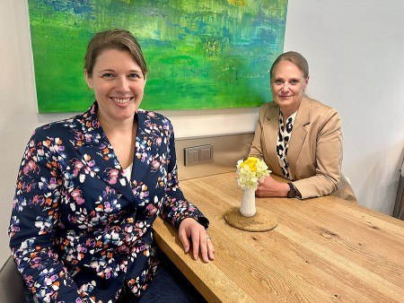 Foto zeigt (v.l.n.r.): Vorträge voraus! Die Mathematikerin Dr. (University of Auckland) Stefanie Hittmeyer und Astrid Alteheld (beide vom Fraunhofer Institut, Lemgo) freuen sich über die Kooperation mit dem Weserrenaissance-Museum Schloss Brake. Am Internationalen Museumstag (17. Mai) dreht sich um 15 Uhr alles um Künstliche Intelligenz in der Bildhauerei, im Bauwesen und im Denkmalschutz.