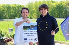 Freuen sich über ein vielfältiges Europawochen-Programm: Rouven Piesch und Jaren Quellmalz vom EUROPE DIRECT Kreis Gütersloh. Foto: proWi GT