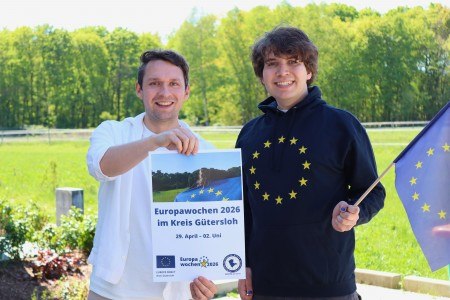 Freuen sich über ein vielfältiges Europawochen-Programm: Rouven Piesch und Jaren Quellmalz vom EUROPE DIRECT Kreis Gütersloh. Foto: proWi GT