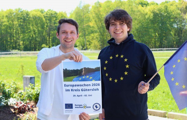 Freuen sich über ein vielfältiges Europawochen-Programm: Rouven Piesch und Jaren Quellmalz vom EUROPE DIRECT Kreis Gütersloh. Foto: proWi GT