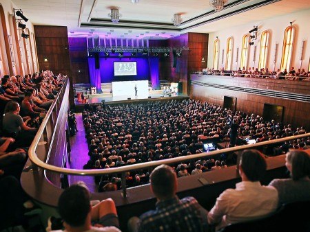 Das Bundesfinale in der Rudolf-Oetker-Halle vor rund 1.000 Besuchenden zählt zu den weltweit größten FameLab-Veranstaltungen. Foto: Wissenswerkstadt/ Sarah Jonek