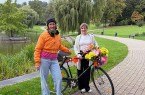Die Streetart-Künstlerin MARLA (l.) und Friederike Meißner vom Historischen Museum Bielefeld organisieren die Fan-Aktion für Bielefeld „Klima meets History – bunte Fahrradstadt Bielefeld“. Druckversion image/jpeg 11.63 MB 5712x3213 Pixel Foto: Bielefeld Marketing GmbH