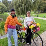 Die Streetart-Künstlerin MARLA (l.) und Friederike Meißner vom Historischen Museum Bielefeld organisieren die Fan-Aktion für Bielefeld „Klima meets History – bunte Fahrradstadt Bielefeld“. Druckversion image/jpeg 11.63 MB 5712x3213 Pixel Foto: Bielefeld Marketing GmbH