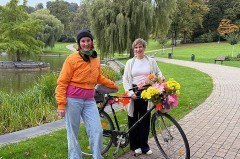 Die Streetart-Künstlerin MARLA (l.) und Friederike Meißner vom Historischen Museum Bielefeld organisieren die Fan-Aktion für Bielefeld „Klima meets History – bunte Fahrradstadt Bielefeld“. Druckversion image/jpeg 11.63 MB 5712x3213 Pixel Foto: Bielefeld Marketing GmbH