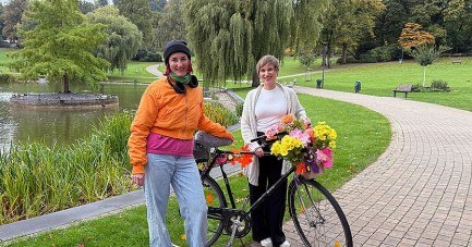Die Streetart-Künstlerin MARLA (l.) und Friederike Meißner vom Historischen Museum Bielefeld organisieren die Fan-Aktion für Bielefeld „Klima meets History – bunte Fahrradstadt Bielefeld“. Druckversion image/jpeg 11.63 MB 5712x3213 Pixel Foto: Bielefeld Marketing GmbH