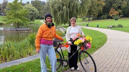 Die Streetart-Künstlerin MARLA (l.) und Friederike Meißner vom Historischen Museum Bielefeld organisieren die Fan-Aktion für Bielefeld „Klima meets History – bunte Fahrradstadt Bielefeld“. Druckversion image/jpeg 11.63 MB 5712x3213 Pixel Foto: Bielefeld Marketing GmbH