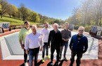 v. l.: Malte Brinkmann (Gebäudemanagement Stadt Büren), Matthias Schael (Ortsvorsteher Harth),Nils Trilling (Ortsvorsteher Weiberg), Meinolf Dahlhoff (Förderverein Freibad HaWei), AndréStadermann (Abteilungsleiter Planen/Bauen, Stadt Büren) und Andreas Mirchel (Schwimmmeister,Freibäder Büren/HaWei) freuen sich auf den Saison-Start. Im Hintergrund zu sehen ist das neueKinderplanschbecken in HaWei. Foto:Stadt Büren
