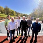 v. l.: Malte Brinkmann (Gebäudemanagement Stadt Büren), Matthias Schael (Ortsvorsteher Harth),Nils Trilling (Ortsvorsteher Weiberg), Meinolf Dahlhoff (Förderverein Freibad HaWei), AndréStadermann (Abteilungsleiter Planen/Bauen, Stadt Büren) und Andreas Mirchel (Schwimmmeister,Freibäder Büren/HaWei) freuen sich auf den Saison-Start. Im Hintergrund zu sehen ist das neueKinderplanschbecken in HaWei. Foto:Stadt Büren