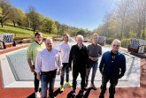 v. l.: Malte Brinkmann (Gebäudemanagement Stadt Büren), Matthias Schael (Ortsvorsteher Harth),Nils Trilling (Ortsvorsteher Weiberg), Meinolf Dahlhoff (Förderverein Freibad HaWei), AndréStadermann (Abteilungsleiter Planen/Bauen, Stadt Büren) und Andreas Mirchel (Schwimmmeister,Freibäder Büren/HaWei) freuen sich auf den Saison-Start. Im Hintergrund zu sehen ist das neueKinderplanschbecken in HaWei. Foto:Stadt Büren