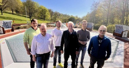 v. l.: Malte Brinkmann (Gebäudemanagement Stadt Büren), Matthias Schael (Ortsvorsteher Harth),Nils Trilling (Ortsvorsteher Weiberg), Meinolf Dahlhoff (Förderverein Freibad HaWei), AndréStadermann (Abteilungsleiter Planen/Bauen, Stadt Büren) und Andreas Mirchel (Schwimmmeister,Freibäder Büren/HaWei) freuen sich auf den Saison-Start. Im Hintergrund zu sehen ist das neueKinderplanschbecken in HaWei. Foto:Stadt Büren