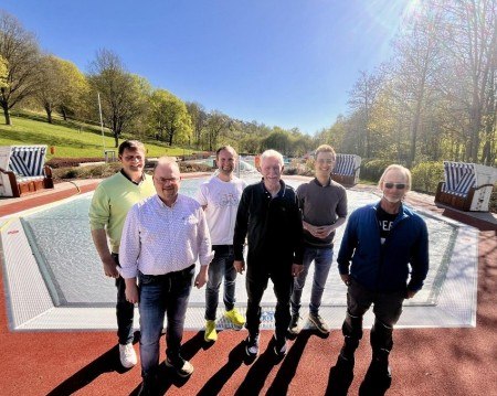 v. l.: Malte Brinkmann (Gebäudemanagement Stadt Büren), Matthias Schael (Ortsvorsteher Harth),Nils Trilling (Ortsvorsteher Weiberg), Meinolf Dahlhoff (Förderverein Freibad HaWei), AndréStadermann (Abteilungsleiter Planen/Bauen, Stadt Büren) und Andreas Mirchel (Schwimmmeister,Freibäder Büren/HaWei) freuen sich auf den Saison-Start. Im Hintergrund zu sehen ist das neueKinderplanschbecken in HaWei. Foto:Stadt Büren