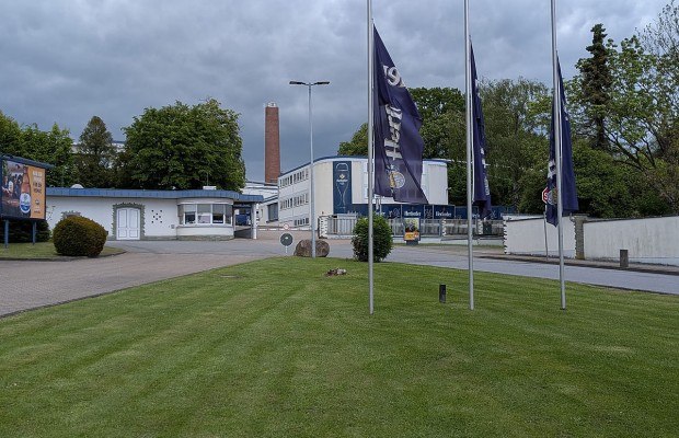 Dunkle Wolken ziehen über die Herforder Brauerei. Foto © NGG