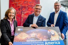 Präsentieren das Plakat zu den Begegnungstagen „Ostwestfalen meets Latin America“ (von links): IHK-Hauptgeschäftsführerin Petra Pigerl-Radtke, IHK-Präsident Jörn Wahl Schwentker und IHK-Geschäftsführer Götz Dörmann. Foto: IHK Ostwestfalen/Heiko Stoll