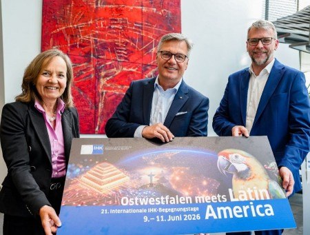 Präsentieren das Plakat zu den Begegnungstagen „Ostwestfalen meets Latin America“ (von links): IHK-Hauptgeschäftsführerin Petra Pigerl-Radtke, IHK-Präsident Jörn Wahl Schwentker und IHK-Geschäftsführer Götz Dörmann. Foto: IHK Ostwestfalen/Heiko Stoll