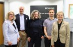 Gemeinsamer Blick auf Wertschöpfung im Kreislauf (v. l.): Dr. Eva Schwenzfeier-Hellkamp (HSBI), Stefan Zinn(Pfleiderer), Dr. Stefanie Eichinger (Pfleiderer), Jonas Keldenich (proWi GT), Nikola Weber (proWi GT) Foto: proWi GT