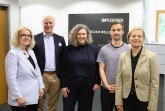 Gemeinsamer Blick auf Wertschöpfung im Kreislauf (v. l.): Dr. Eva Schwenzfeier-Hellkamp (HSBI), Stefan Zinn(Pfleiderer), Dr. Stefanie Eichinger (Pfleiderer), Jonas Keldenich (proWi GT), Nikola Weber (proWi GT) Foto: proWi GT