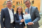 Übergabe im Bundestag in Berlin (von links): IHK-Präsident Jörn Wahl-Schwentker und IHK-Hauptgeschäftsführerin Petra Pigerl-Radtke überreichen das IHK-Standpunktepapier zum Bürokratieabbau an CDU-Generalsekretär Carsten Linnemann. Foto: IHK Ostwestfalen