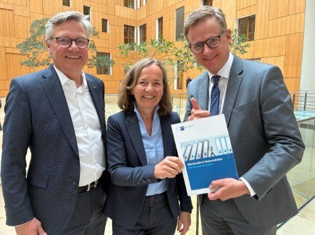 Übergabe im Bundestag in Berlin (von links): IHK-Präsident Jörn Wahl-Schwentker und IHK-Hauptgeschäftsführerin Petra Pigerl-Radtke überreichen das IHK-Standpunktepapier zum Bürokratieabbau an CDU-Generalsekretär Carsten Linnemann. Foto: IHK Ostwestfalen