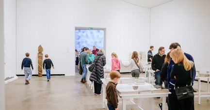Ausstellungsansicht „Kartographien des Wachstums – Katinka Bock im Dialog mit Lois Weinberger“, 7. 2. – 7. 6. 2026, Marta Herford, © die Künstler*innen und Marta Herford, Foto: Besim Mazhiqi