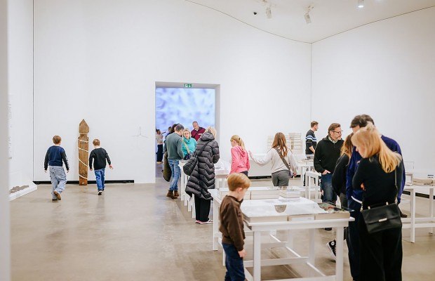 Ausstellungsansicht „Kartographien des Wachstums – Katinka Bock im Dialog mit Lois Weinberger“, 7. 2. – 7. 6. 2026, Marta Herford, © die Künstler*innen und Marta Herford, Foto: Besim Mazhiqi