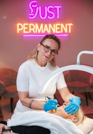 Michaela Just hat den Schritt in die Unternehmensgründung gewagt. Ihr Konzept zum Thema Permanent Make-up stellt sie am 15. und 16. Mai im Bürener Pop-up-Store am Markt 3 vor. Foto: Michael Kirchner