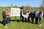 VL.: Dr. Katrin Weiß (Leiterin der Unteren Naturschutzbehörde des Kreises Höxter), Stephan Lücking (Stiftung Steinheimer Becken), Matthis Unruhe (Vorsitzender der Stiftung Steinheimer Becken), Frank Grawe (Leiter der Landschaftsstation Kreis Höxter), Dr. Ute Röder (Vorstandsmitglied der NRW-Stiftung), Ferdinand Lüking (Vorsitzender Heimatverein Ottenhausen), Christian Langner (Dezernent der Bezirksregierung Detmold im Naturschutz) Heribert Gensicki (Stiftung Steinheimer Becken) Karsten Postert, (stellv. Vors. Heimatverein Ottenhausen) sowie Christian Bruns und Isabel Schriegel. (Foto: Ralf Brakemeier)