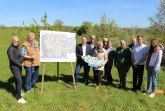 VL.: Dr. Katrin Weiß (Leiterin der Unteren Naturschutzbehörde des Kreises Höxter), Stephan Lücking (Stiftung Steinheimer Becken), Matthis Unruhe (Vorsitzender der Stiftung Steinheimer Becken), Frank Grawe (Leiter der Landschaftsstation Kreis Höxter), Dr. Ute Röder (Vorstandsmitglied der NRW-Stiftung), Ferdinand Lüking (Vorsitzender Heimatverein Ottenhausen), Christian Langner (Dezernent der Bezirksregierung Detmold im Naturschutz) Heribert Gensicki (Stiftung Steinheimer Becken) Karsten Postert, (stellv. Vors. Heimatverein Ottenhausen) sowie Christian Bruns und Isabel Schriegel. (Foto: Ralf Brakemeier)