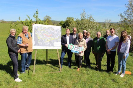 VL.: Dr. Katrin Weiß (Leiterin der Unteren Naturschutzbehörde des Kreises Höxter), Stephan Lücking (Stiftung Steinheimer Becken), Matthis Unruhe (Vorsitzender der Stiftung Steinheimer Becken), Frank Grawe (Leiter der Landschaftsstation Kreis Höxter), Dr. Ute Röder (Vorstandsmitglied der NRW-Stiftung), Ferdinand Lüking (Vorsitzender Heimatverein Ottenhausen), Christian Langner (Dezernent der Bezirksregierung Detmold im Naturschutz) Heribert Gensicki (Stiftung Steinheimer Becken) Karsten Postert, (stellv. Vors. Heimatverein Ottenhausen) sowie Christian Bruns und Isabel Schriegel. (Foto: Ralf Brakemeier)