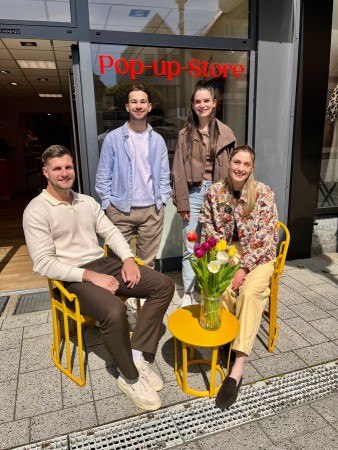 v. l.: Niklas Gödde (Geschäftsstellenleiter Provinzial Büren) und Oguzhan Ulucay (Mister –multibrandstore for men; planen zusammen das Muttertags-Special im Pop-up-Store),Citymanagerin Luisa Jakobi und Eva Henke (beiEva Concept Store). Foto: Stadt Büren