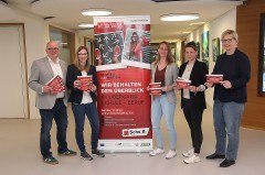 Das Team der Koordinierungsstelle Schule-Beruf (Schu.B) freutsich auf den Fachtag 2026 „Perspektiven verstehen – Übergänge gestalten“ imKreishaus in Detmold und feiert damit ihr 20-jähriges Bestehen. (v.l. Dirk Menzel,Christin Wegener, Vanessa Boschke, Anika Rabe-Depner, Ariane Wehmeier) © Koordinierungsstelle Schule – Beruf (Schu.B)