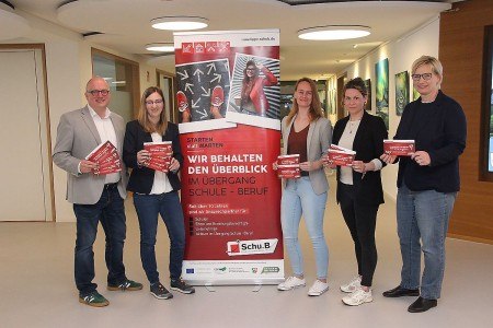 Das Team der Koordinierungsstelle Schule-Beruf (Schu.B) freutsich auf den Fachtag 2026 „Perspektiven verstehen – Übergänge gestalten“ imKreishaus in Detmold und feiert damit ihr 20-jähriges Bestehen. (v.l. Dirk Menzel,Christin Wegener, Vanessa Boschke, Anika Rabe-Depner, Ariane Wehmeier) © Koordinierungsstelle Schule – Beruf (Schu.B)