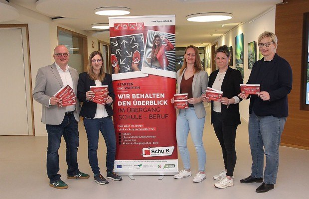 Das Team der Koordinierungsstelle Schule-Beruf (Schu.B) freutsich auf den Fachtag 2026 „Perspektiven verstehen – Übergänge gestalten“ imKreishaus in Detmold und feiert damit ihr 20-jähriges Bestehen. (v.l. Dirk Menzel,Christin Wegener, Vanessa Boschke, Anika Rabe-Depner, Ariane Wehmeier) © Koordinierungsstelle Schule – Beruf (Schu.B)