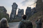 Teilnehmende genießen die morgendliche Stimmung an den Externsteinen (Foto:LVL)