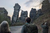 Teilnehmende genießen die morgendliche Stimmung an den Externsteinen (Foto:LVL)