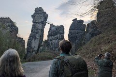 Teilnehmende genießen die morgendliche Stimmung an den Externsteinen (Foto:LVL)