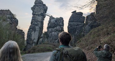 Teilnehmende genießen die morgendliche Stimmung an den Externsteinen (Foto:LVL)