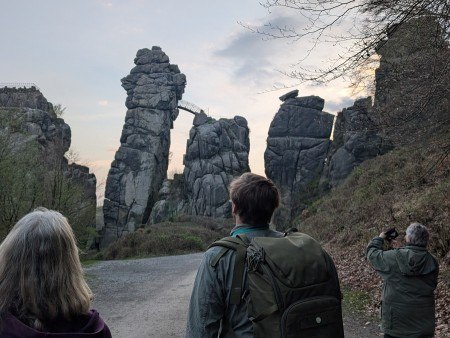 Teilnehmende genießen die morgendliche Stimmung an den Externsteinen (Foto:LVL)