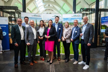 Freuen sich über den erfolgreichen 17. Teutoburger Wald Tourismustag (v.l.): Meinolf Haase (Landrat Kreis Lippe und Fachbeiratsvorsitzender Tourismus der OWL GmbH), Joachim Ebmeyer MdB, Christoph Rüther (Landrat Kreis Paderborn und stellvertretender Vorsitzender der Gesellschafterversammlung der OWL GmbH), Anke Theisen (Bürgermeisterin der Stadt Herford), Anna Katharina Bölling (Regierungspräsidentin im Regierungsbezirk Detmold), Mirco Schmidt (Landrat Kreis Herford), Pia Loose (Pro Herford GmbH Stadtmarketing), Burkhard Schmidt-Schönefeldt (Vorstandsvorsitzender Tourismus NRW e.V.) und Markus Backes (Geschäftsführung OWL GmbH). © Teutoburger Wald Tourismus / Stork Media