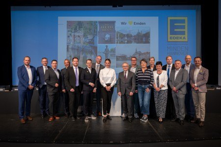 Vorstand und Aufsichtsrat der EDEKA Minden eG (v.l.): Christian Dorfmann, Stephan Wohler, Andre Hanekamp, Dirk Bruns, Tom Kutsche, Marc Kuhlmann, Ingo Kirchhoff, Eileen Dominique Klingsiek, Roland Höhne, Carl Scheidemann, Katrin Bienek, Daniela Posselt, Heidrun Wucherpfennig, Björn Fromm, Thorsten Wucherpfennig, Mark Rosenkranz und Ulf-U. Plath. © EDEKA Minden-Hannover / Thomas Meinicke