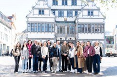 Foto (WFG/Tobias Vorwerk): v. l. Desirée Lukowski (WEGE Bielefeld), Luisa Jakobi (Stadt Büren), Jana Jäntsch (Halle Westfalen), Frank Heinkel (Stadt Bad Salzuflen), Anja vor der Brügge-Schütt (Enger), Jennifer Lehmenkühler (Geseke), Arne Neumann (WEGE Bielefeld), Leon Brintrup (Lippstadt), Tobias Vietz (Alte Hansestadt Lemgo), Hanna Siggelkow (Alte Hansestadt Lemgo), Antonia Wehmeyer (Hansestadt Herford), Sandra Beckmann (Hansestadt Herford), Yvonne Gieseking (Stadt Bad Oeynhausen), Lena Schräder, Verena Meise und Vera Westerwinter (alle Citymanagement Paderborn).