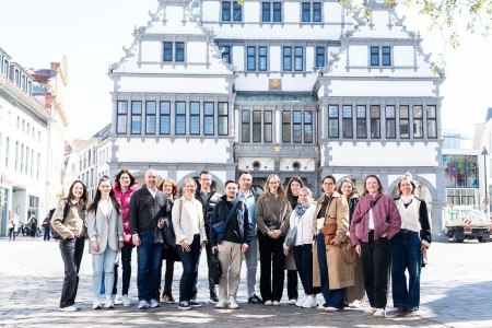 Foto (WFG/Tobias Vorwerk): v. l. Desirée Lukowski (WEGE Bielefeld), Luisa Jakobi (Stadt Büren), Jana Jäntsch (Halle Westfalen), Frank Heinkel (Stadt Bad Salzuflen), Anja vor der Brügge-Schütt (Enger), Jennifer Lehmenkühler (Geseke), Arne Neumann (WEGE Bielefeld), Leon Brintrup (Lippstadt), Tobias Vietz (Alte Hansestadt Lemgo), Hanna Siggelkow (Alte Hansestadt Lemgo), Antonia Wehmeyer (Hansestadt Herford), Sandra Beckmann (Hansestadt Herford), Yvonne Gieseking (Stadt Bad Oeynhausen), Lena Schräder, Verena Meise und Vera Westerwinter (alle Citymanagement Paderborn).