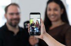 Fotos (WFG/Tobias Vorwerk): Moderatorin Selina Hare im Gespräch mit Prof. Dr. Sven Lindberg von der Universität Paderborn bei der Aufnahme der neuen Folge von "Wissen2Wirtschaft …und zurück"