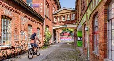 Die geführte Radtour „Auf den Spuren der Weber“ thematisiert auch die Geschichte der Weberei Gütersloh. Foto: proWirtschaft GT, Mario Wallenfang