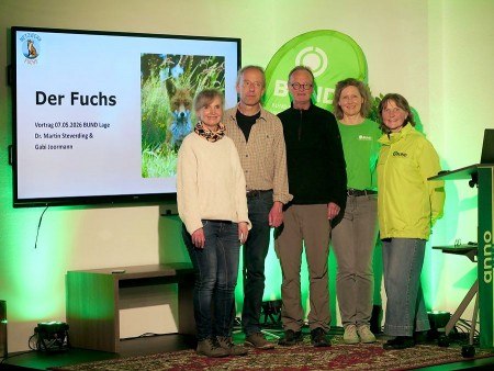 Fürsprecher und Fürsprecherinnen des Fuchses: Gabi Joormann und Dr. Martin Steverding (beide Netzwerk Fuchs), die den Vortrag hielten, sowie Stephan Culemann, Claudia Viotto und Petra Kuhfus vom BUND Lippe im anno 1578 (v. l.). Foto: Florian Winter