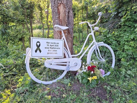 Gedenkstätte für die in Blasheim getötete Radfahrerin. Foto: Dr. Petra Spona